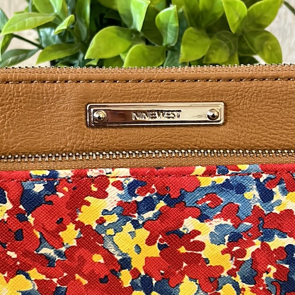 Nine West Wristlet - Picture 3 of 15